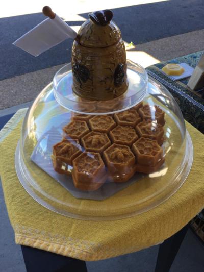 Honeycomb -shaped cakes